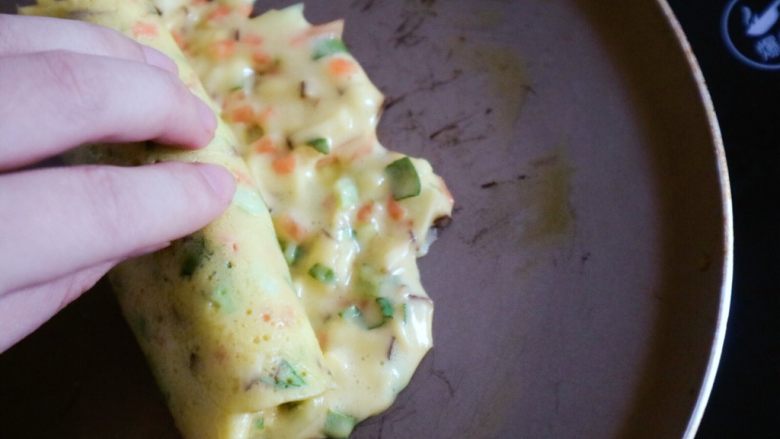 宝宝辅食之时蔬厚蛋烧,待凝固半熟状态用手卷起，注意是卷起一部分