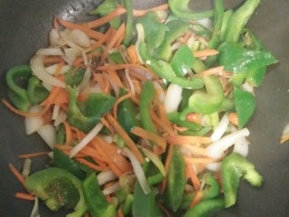 辛辣菜蔬,放入其他蔬菜爆炒1-2分钟，按顺序放入调味料（花椒粉、鸡精、味精、低钠盐）  差不多熟了挡水淀粉勾芡