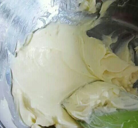 法式柠檬塔,软化黄油：把黄油放进盆里用橡皮刀搅拌均匀，搅拌柔滑