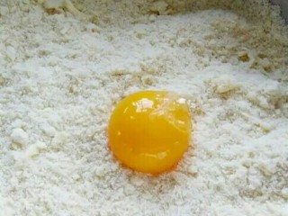 法式柠檬塔,加入一个蛋黄，揉成一团，用手掌像揉包子面团那样揉一揉，