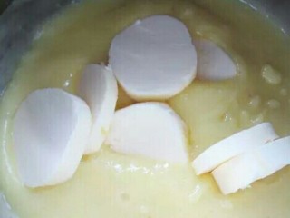 法式柠檬塔,稍微凉一下加入切小的黄油，用打蛋器搅拌，充分混合