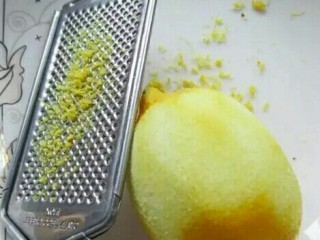 法式柠檬塔,3个柠檬皮擦成屑，不要擦到白色部分，会苦