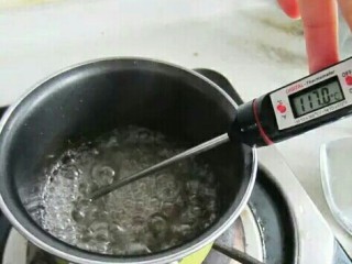 法式柠檬塔, 制作意式蛋白霜：水+糖在锅中加热到118度