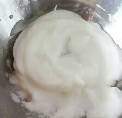 法式柠檬塔,煮糖浆的同时，打发蛋白到大泡泡的程度
