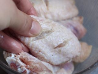 咖喱鸡翅,加入胡椒粉、盐、料酒腌制30分钟