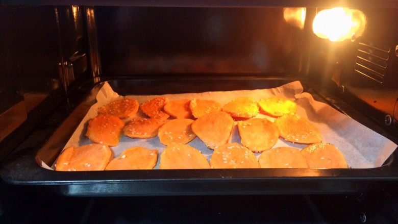 芝香烤红薯片,烤箱上下火150度，提前预热好，送入烤盘