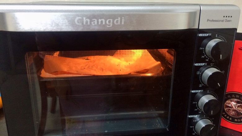 芝香烤红薯片,翻面后继续烤20分钟，怕烤焦可以盖上一层油纸或锡纸