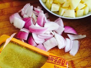 咖喱鸡翅,将土豆切成小块（土豆切好放入清水中，以免变色）洋葱切小块。