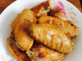 咖喱鸡翅,锅中加入少许油，放入鸡翅煎至两面金黄，捞出备用。