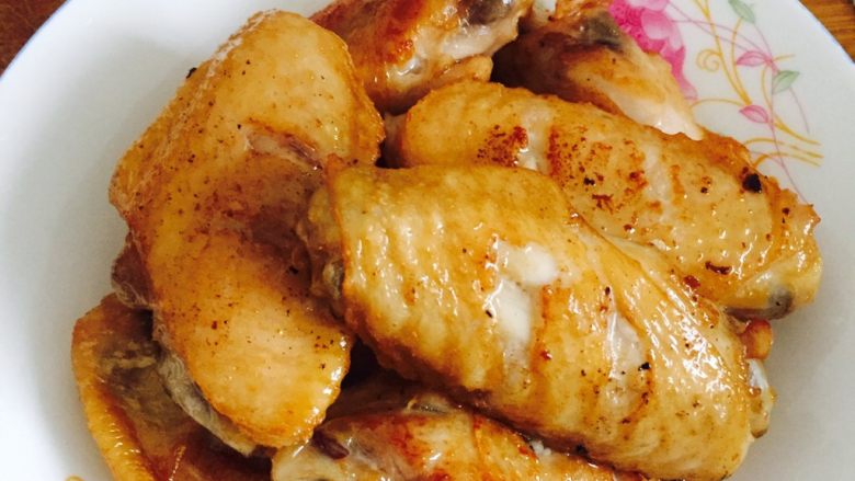 咖喱鸡翅,锅中加入少许油，放入鸡翅煎至两面金黄，捞出备用。