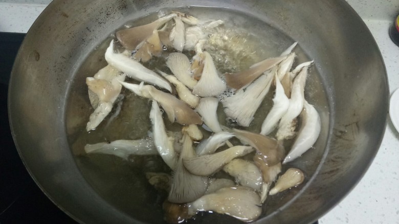 鸭血炒平菇,锅中适量水，水开后放入平菇焯水1锅中，捞出。