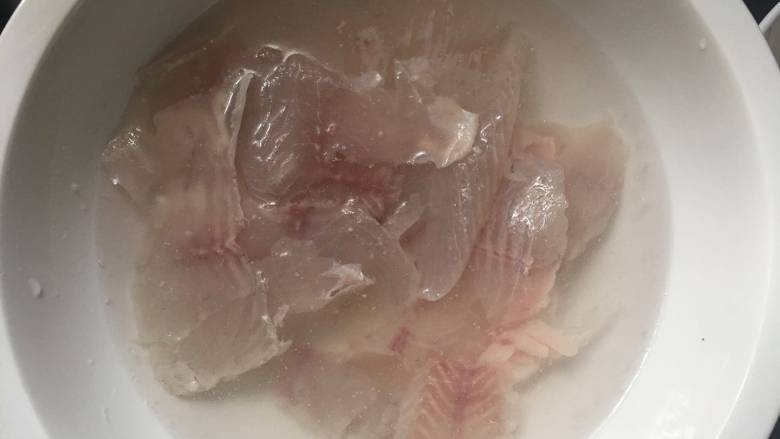 葱油淋鱼片,鱼去骨，去皮，切片，冷水浸泡5分钟；