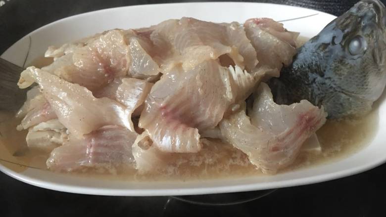 葱油淋鱼片,用筷子把鱼片码在盘中，继续蒸7分钟左右；