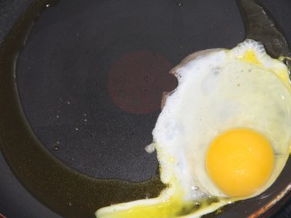 橄榄菜煎蛋意面,把鸡蛋放进去煎