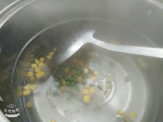 翡翠白玉卷,玉米豌豆粒下锅煮熟