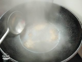 翡翠白玉卷,锅中加入盐，味精，生抽，糖搅拌均匀，使糖融化