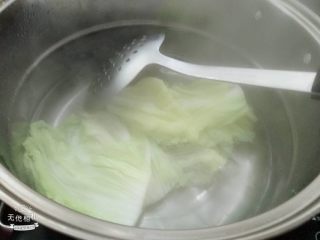 翡翠白玉卷,烧水，开后把白菜叶下水里烫一次，进水翻一下就好，捞出用凉水冲洗一下