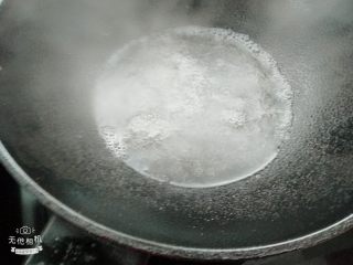 翡翠白玉卷,起锅，把蒸菜汁倒入锅中，在加一点开水