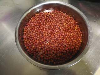 自制红豆沙,红豆洗净，用水泡一夜，把红豆泡软。