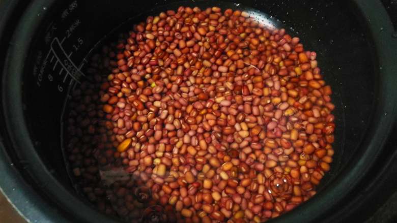 自制红豆沙,打泡好的红豆放入电饭煲或电压力锅，加水稍微没过红豆，跟做米饭水量差不多。