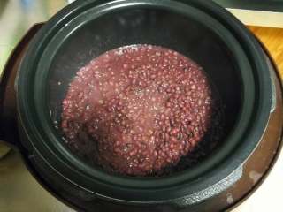 自制红豆沙,煮饭或五谷粉功能把豆子煮烂。