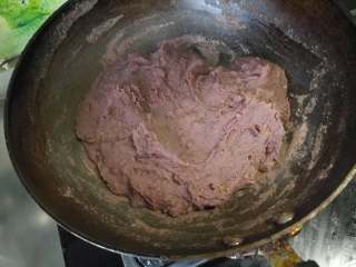 自制红豆沙,炒油沙：锅内放油烧热，放入豆沙用中火慢慢炒。（没有面包机的可以煮好的豆沙压碎直接从这一步开始炒）