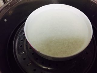 八宝饭,糯米泡一晚上掺薄薄的一层水，上蒸锅大火烧开后中火蒸20分钟。