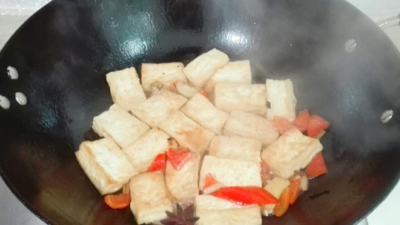 葱香红椒老豆腐,烧开小火烧两分钟看到汤汁收干，当心不要烧糊了