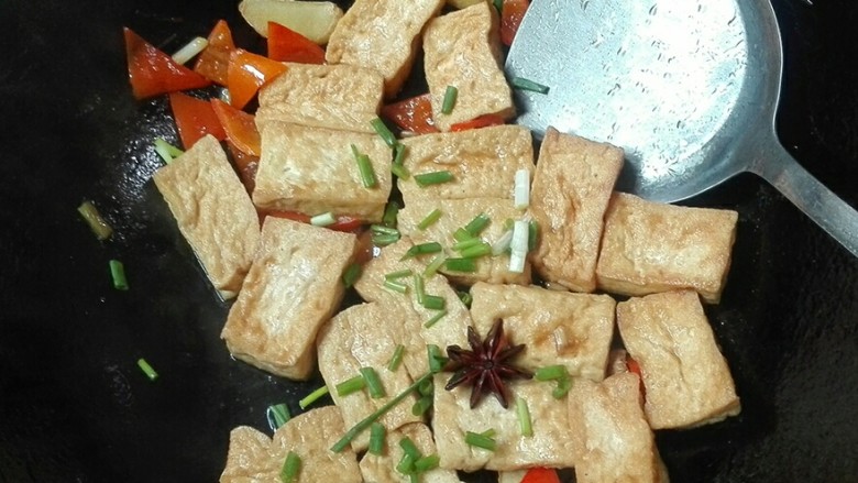 葱香红椒老豆腐,撒葱花出锅成盘