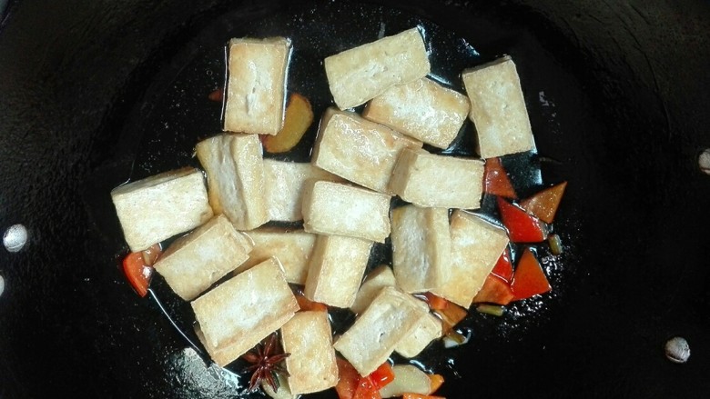 葱香红椒老豆腐,放半碗热水烧开，放煎好的老豆腐
