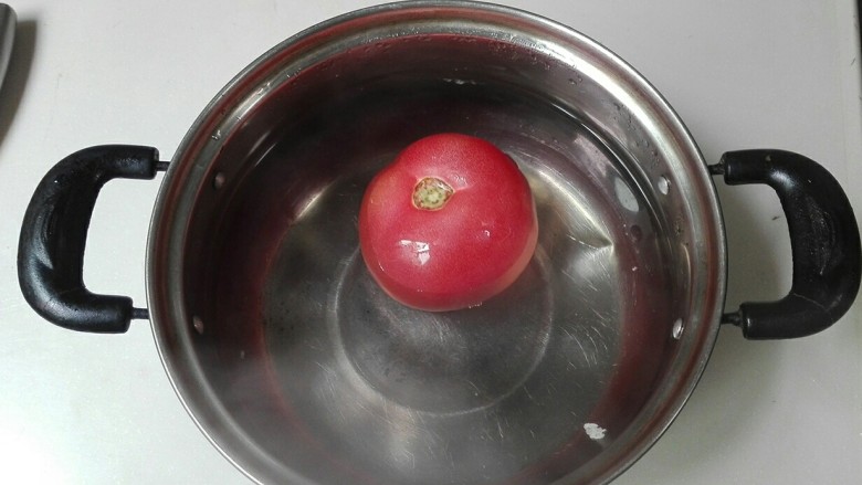 花团锦簇～番茄汆汤圆子,放到开水烫几分钟，看到皮翘起来就可以取出来