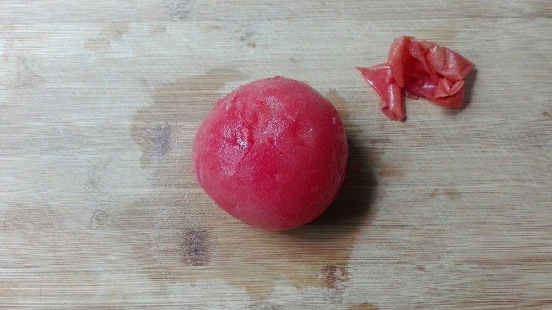 花团锦簇～番茄汆汤圆子,撕去番茄片