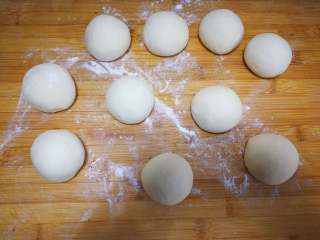 萌萌哒-小猪豆沙包, 揉光滑的面团分成每个70g左右的小面团10-11个，揉圆备用。