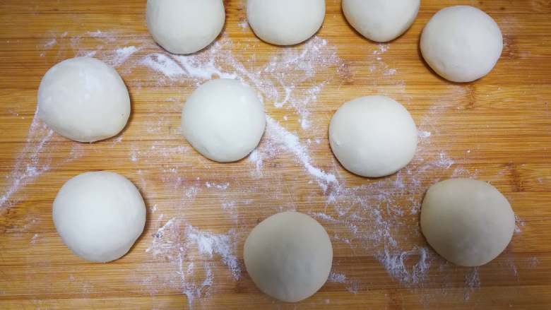 萌萌哒-小猪豆沙包, 揉光滑的面团分成每个70g左右的小面团10-11个，揉圆备用。