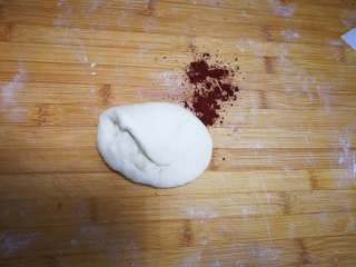 萌萌哒-小猪豆沙包,剩余的面团加入少量的红曲米粉揉成粉色面团。