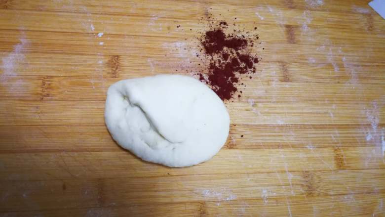 萌萌哒-小猪豆沙包,剩余的面团加入少量的红曲米粉揉成粉色面团。