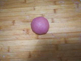 萌萌哒-小猪豆沙包,我的红曲米粉颜色有点深，其实粉粉的颜色更好看，我的做好了就是烈焰红唇了哈哈。