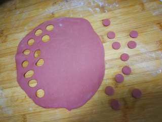 萌萌哒-小猪豆沙包,粉色面团擀成薄片，用小号裱花嘴底部压出小圆片。也可以找别的小盖子之类的压。