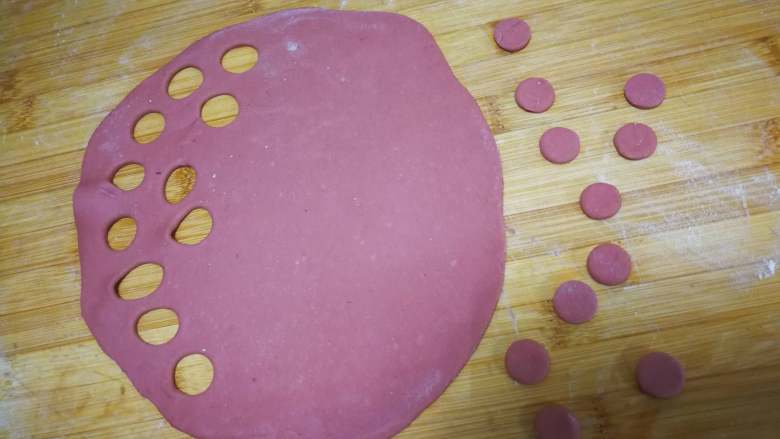 萌萌哒-小猪豆沙包,粉色面团擀成薄片，用小号裱花嘴底部压出小圆片。也可以找别的小盖子之类的压。