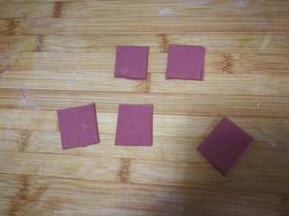 萌萌哒-小猪豆沙包,切出几个正方形或长方形的面片