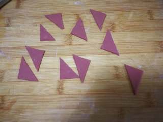 萌萌哒-小猪豆沙包,从中间切开成三角形。