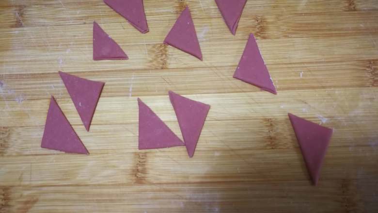 萌萌哒-小猪豆沙包,从中间切开成三角形。
