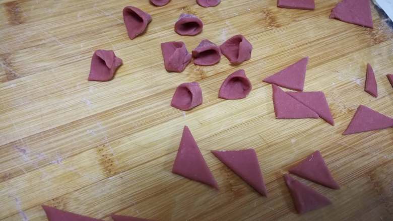 萌萌哒-小猪豆沙包,三角形窝起来，做猪耳朵。