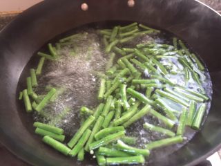 香辣咸味～凉拌豇豆,锅中放入适量水烧开放入豇豆。