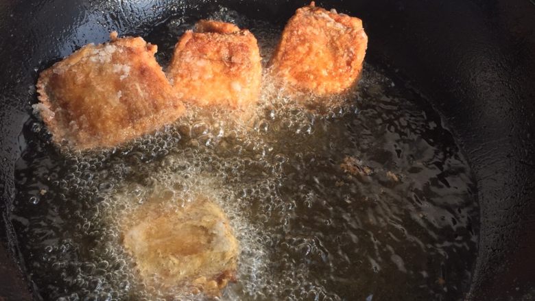 香酥带鱼,把干淀粉裹在带鱼上入油锅炸至金黄