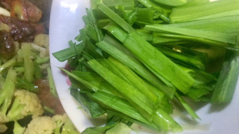 花菜与香肠的花样年华,放入小葱和蒜苗叶