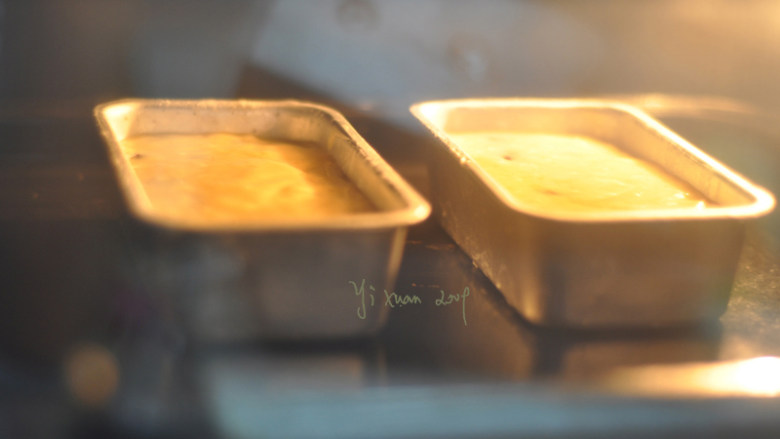 香蕉蛋糕,放入预热好的烤箱，中层，上下火，175度，30分钟左右（时间温度供参考）
