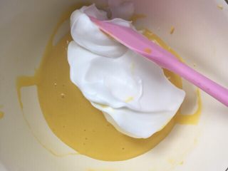 超级松软的戚风蛋糕（六寸）,取三分之一蛋白放入蛋黄糊中拌均匀
