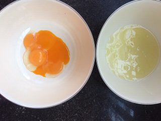 超级松软的戚风蛋糕（六寸）,分离干净蛋清蛋黄至无水无油盆内
