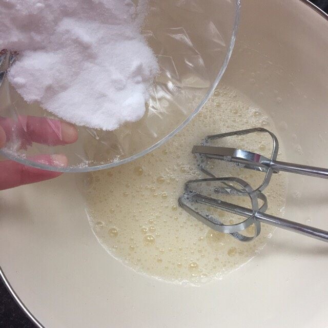 超级松软的戚风蛋糕（六寸）,打蛋器打发至粗泡无张力加入部分砂糖
